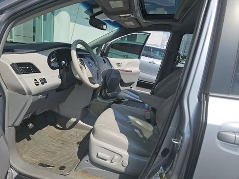 Used 2013 Toyota Sienna XLE FWD image 5
