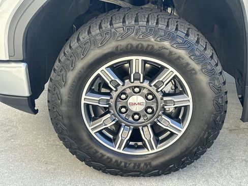 Used 2024 GMC Sierra 1500 AT4 w/ Technology Package AWD/4WD image 13