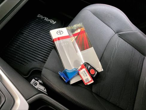 Used 2021 Toyota RAV4 SE image 31