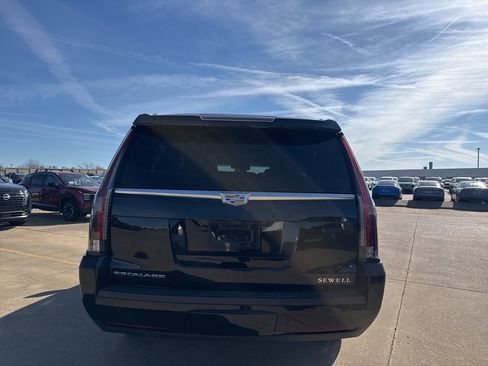 Used 2019 Cadillac Escalade ESV Luxury image 14