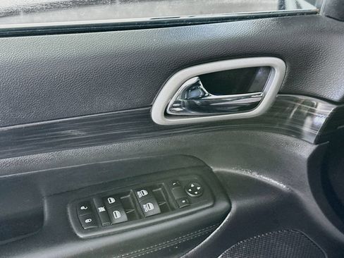 Used 2021 Jeep Grand Cherokee Laredo X AWD/4WD image 24