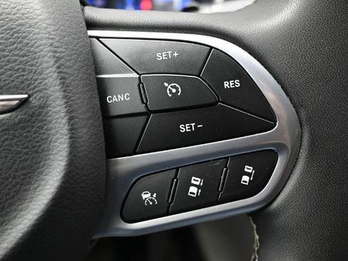Used 2024 Chrysler Pacifica Touring-L FWD image 28