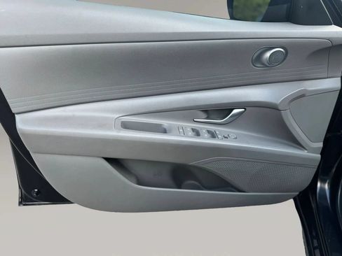 Used 2022 Hyundai Elantra SE FWD image 10