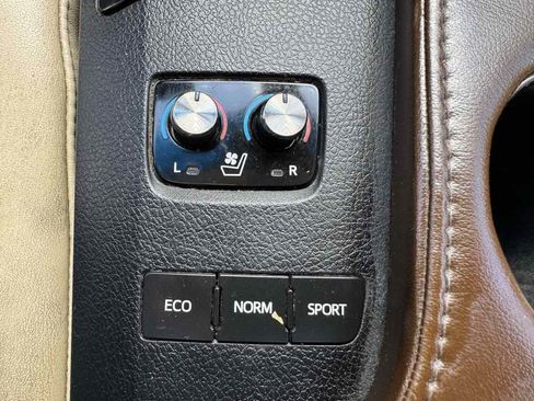 Used 2016 Toyota Avalon Limited w/ Toyota Safety Sense Package image 22