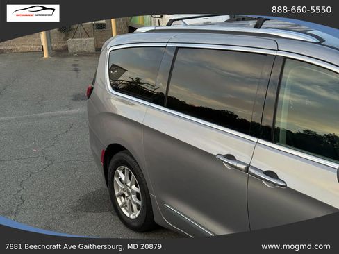 Used 2017 Chrysler Pacifica Touring-L FWD image 3