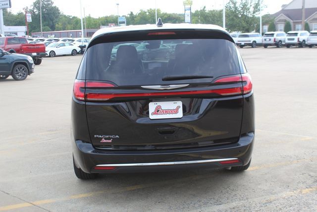 Used 2025 Chrysler Pacifica Select FWD image 4