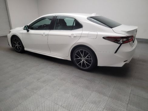 Used 2021 Toyota Camry SE image 3