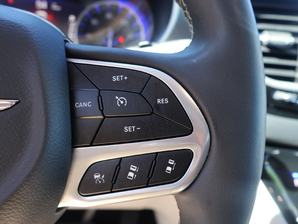 Used 2023 Chrysler Pacifica Touring-L FWD image 36