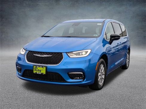 New 2026 Chrysler Pacifica Select image 8