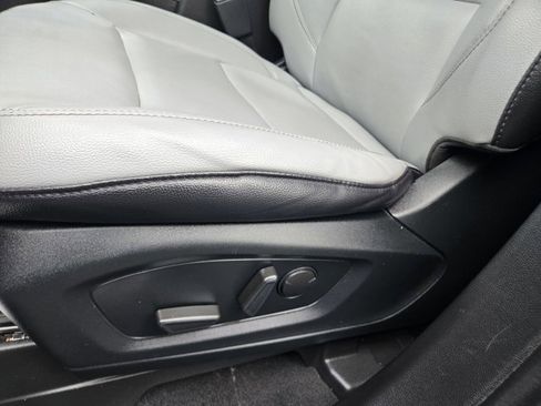 Used 2021 Ford Explorer XLT w/ Equipment Group 202A image 27