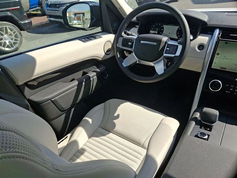 Certified 2026 Land Rover Discovery S AWD/4WD image 15
