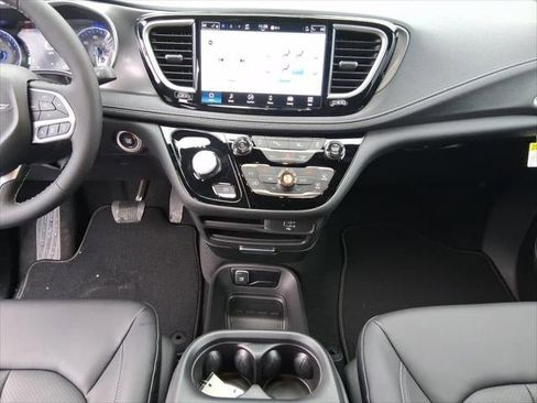 New 2026 Chrysler Pacifica Select image 28