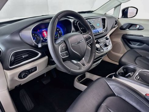 Used 2024 Chrysler Pacifica Touring-L FWD image 9