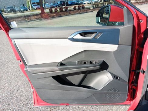 Used 2024 Volkswagen Taos SE w/ Panoramic Sunroof Package image 12