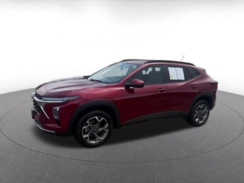 Used 2025 Chevrolet Trax LT FWD image 3