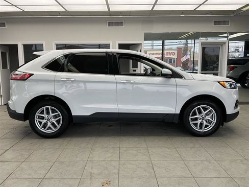 Used 2023 Ford Edge SEL image 4