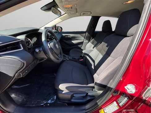 Used 2022 Toyota Corolla LE image 2