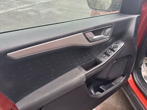 Used 2020 Ford Escape SE image 11