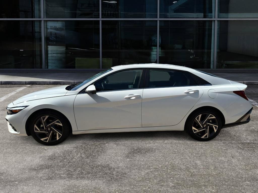 Used 2024 Hyundai Elantra Limited FWD image 4