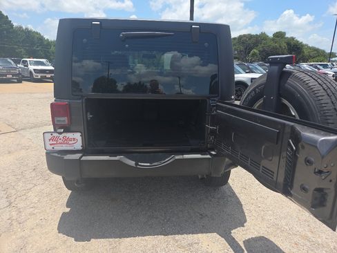 Used 2017 Jeep Wrangler Sport w/ Quick Order Package 24S AWD/4WD image 18