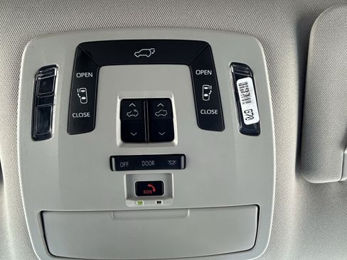 Certified 2025 Toyota Sienna XLE FWD image 29