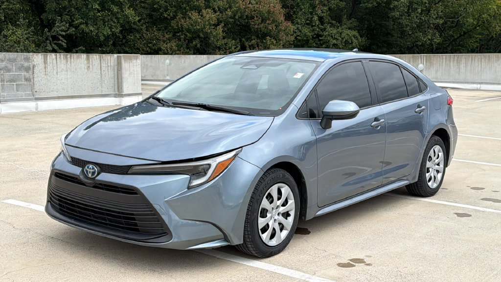 Used 2023 Toyota Corolla LE FWD image 2