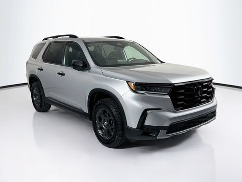 Used 2025 Honda Pilot TrailSport image 3
