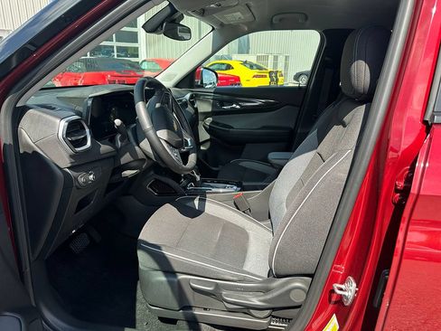 Used 2024 Chevrolet TrailBlazer LT w/ LT Cold Weather Package FWD image 3