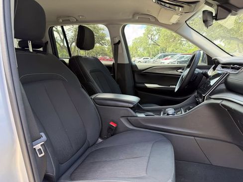 Used 2024 Jeep Grand Cherokee Laredo RWD image 15