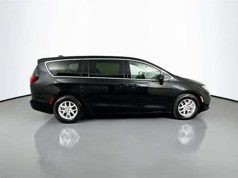 Used 2024 Chrysler Pacifica Touring-L FWD image 17