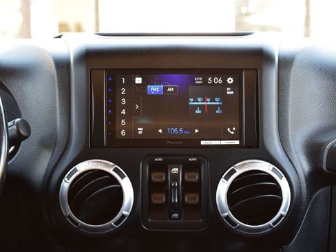 Used 2013 Jeep Wrangler Unlimited Rubicon w/ Connectivity Group AWD/4WD image 20