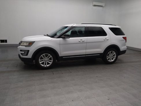 Used 2017 Ford Explorer XLT w/ Equipment Group 202A FWD image 2