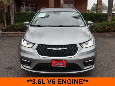Used 2021 Chrysler Pacifica Touring-L FWD image 3