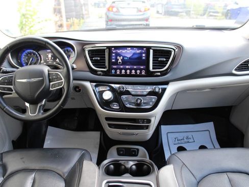 Used 2018 Chrysler Pacifica Touring-L Plus image 23