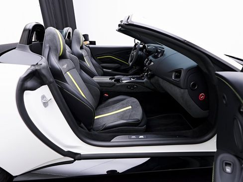 Used 2023 Aston Martin V8 Vantage Roadster image 39