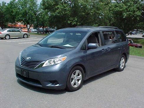 Used 2015 Toyota Sienna LE FWD image 4