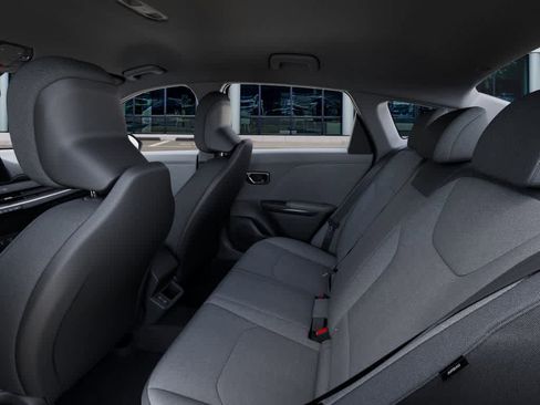 New 2025 Kia K4 LXS image 18
