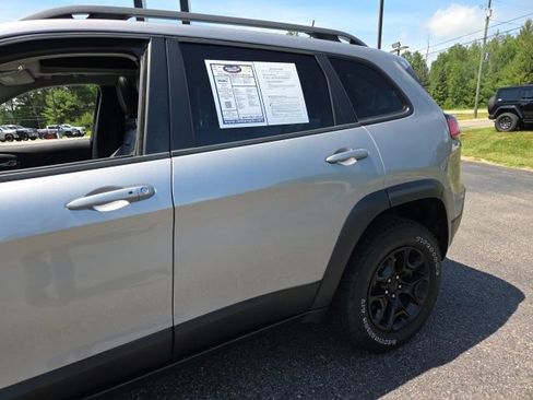 Used 2019 Jeep Cherokee Trailhawk AWD/4WD image 37