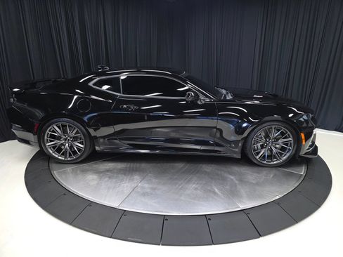 Used 2021 Chevrolet Camaro ZL1 RWD image 16