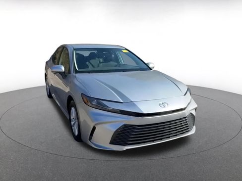 Used 2025 Toyota Camry LE image 3