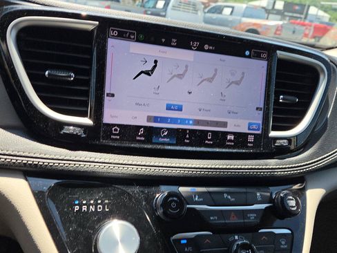 Used 2024 Chrysler Pacifica Limited FWD image 30