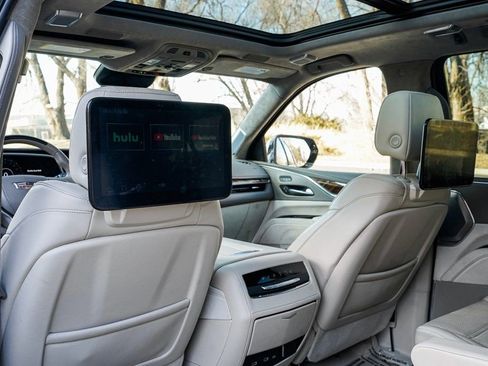 Used 2023 Cadillac Escalade ESV Premium Luxury Platinum image 18