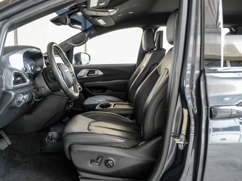 Used 2021 Chrysler Pacifica Touring-L w/ Uconnect Theater Family Group FWD image 3