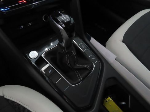 New 2026 Volkswagen Taos SE FWD image 17