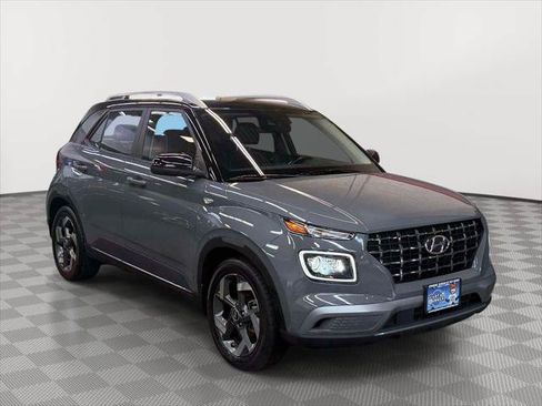 Certified 2022 Hyundai Venue Limited FWD image 2