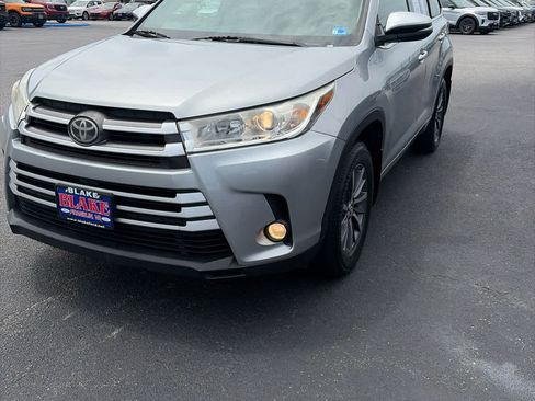Used 2017 Toyota Highlander XLE AWD/4WD image 3