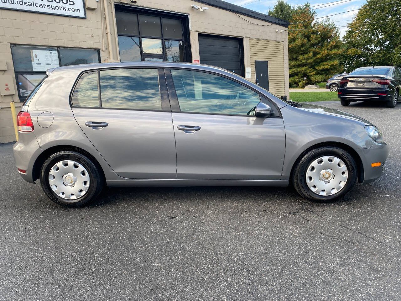 Used 2013 Volkswagen Golf 4-Door FWD image 2