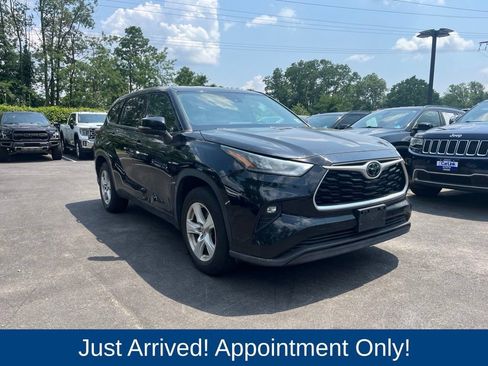 Used 2020 Toyota Highlander LE FWD image 1