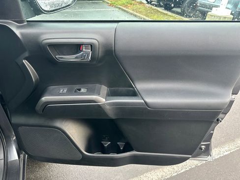 Used 2022 Toyota Tacoma TRD Off-Road image 16