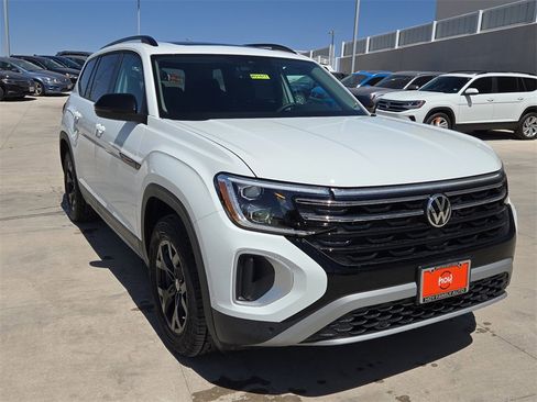 New 2025 Volkswagen Atlas Peak Edition SE image 2